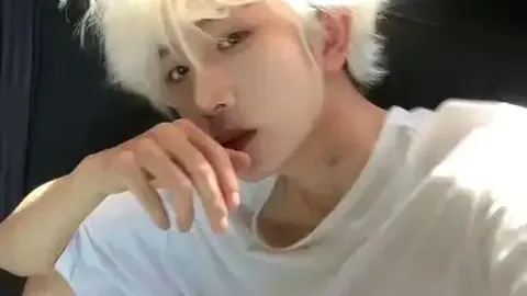 阿森纳球员腿部画作逗乐女友，引发众人欢笑！